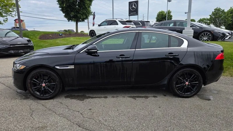 2019 Jaguar XE - view 7