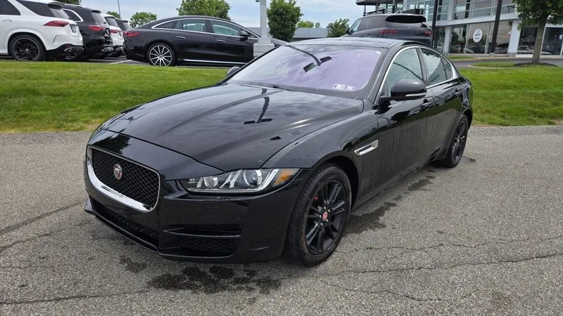 2019 Jaguar XE - view 9
